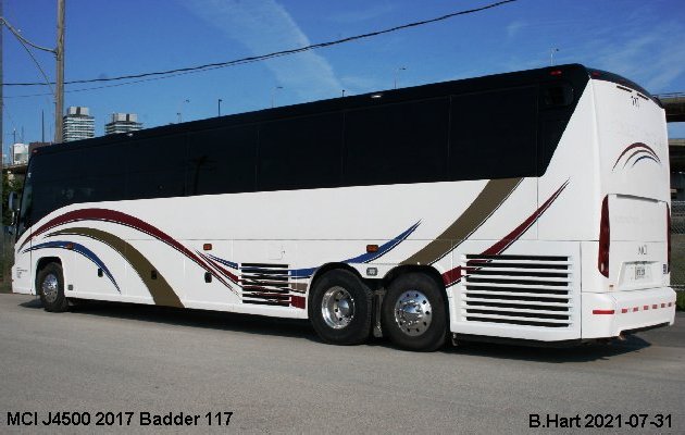 BUS/AUTOBUS: MCI J4500 2017 Badder