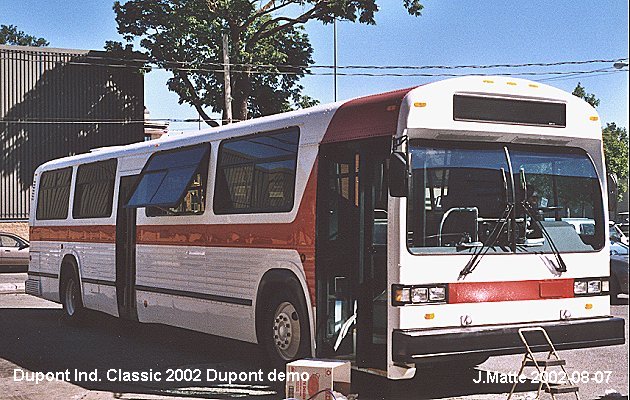 BUS/AUTOBUS: Dupont Industries Classic 2002 Dupont Ind.