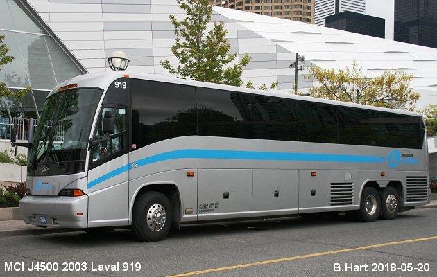 BUS/AUTOBUS: MCI J4500 2003 Autobus Laval