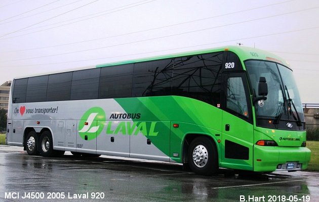 BUS/AUTOBUS: MCI J4500 2005 Laval