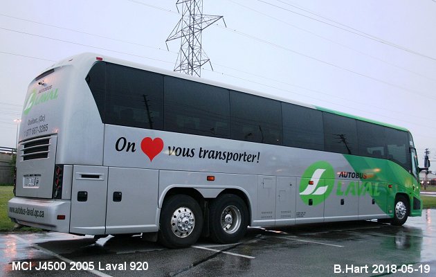 BUS/AUTOBUS: MCI J4500 2005 Laval