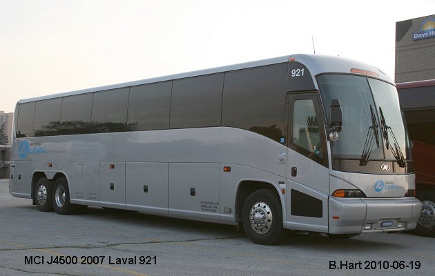 BUS/AUTOBUS: MCI J4500 2007 Laval