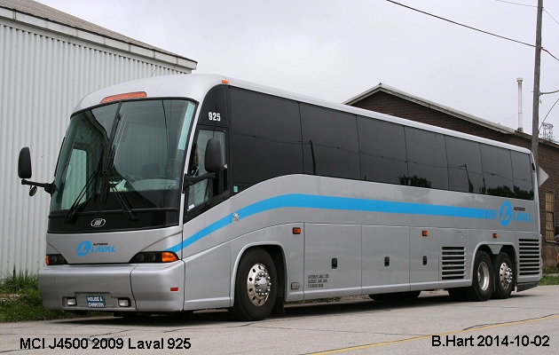 BUS/AUTOBUS: MCI J4500 2009 Laval