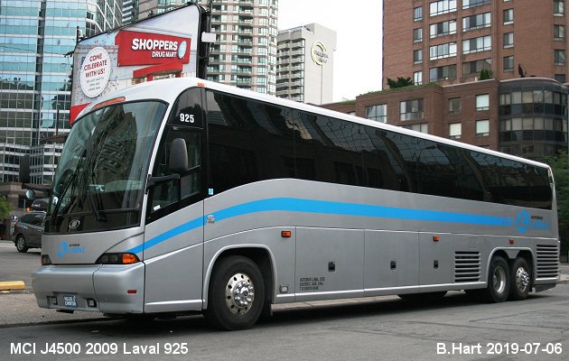 BUS/AUTOBUS: MCI J4500 2009 Laval