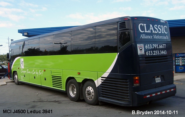 BUS/AUTOBUS: MCI J4500 2005 Leduc