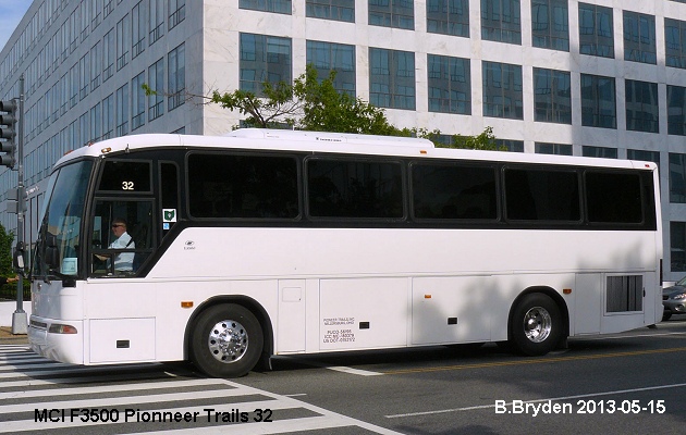 BUS/AUTOBUS: MCI F3500 2010 Pionneer Trails