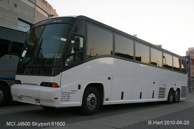 BUS/AUTOBUS: MCI J4500 2003 Skyport