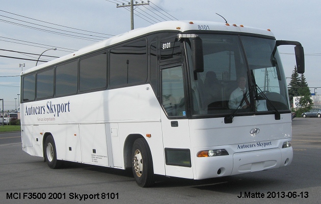 BUS/AUTOBUS: MCI F3500 2001 Skyport