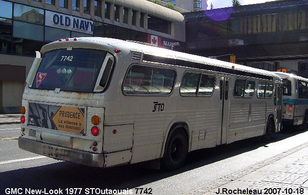 BUS/AUTOBUS: GMC New-Look 1977 STOutaouais