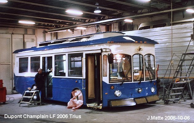 BUS/AUTOBUS: Dupont Industries Champlain 2004 Trius