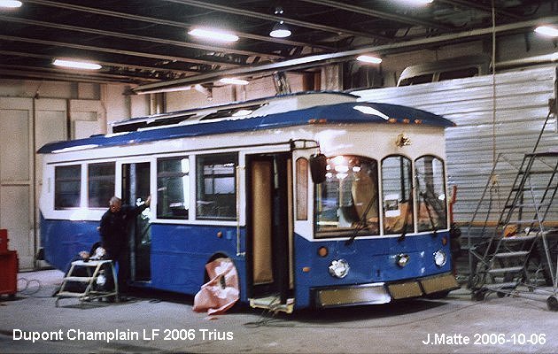 BUS/AUTOBUS: Dupont Industries Champlain 2004 Trius